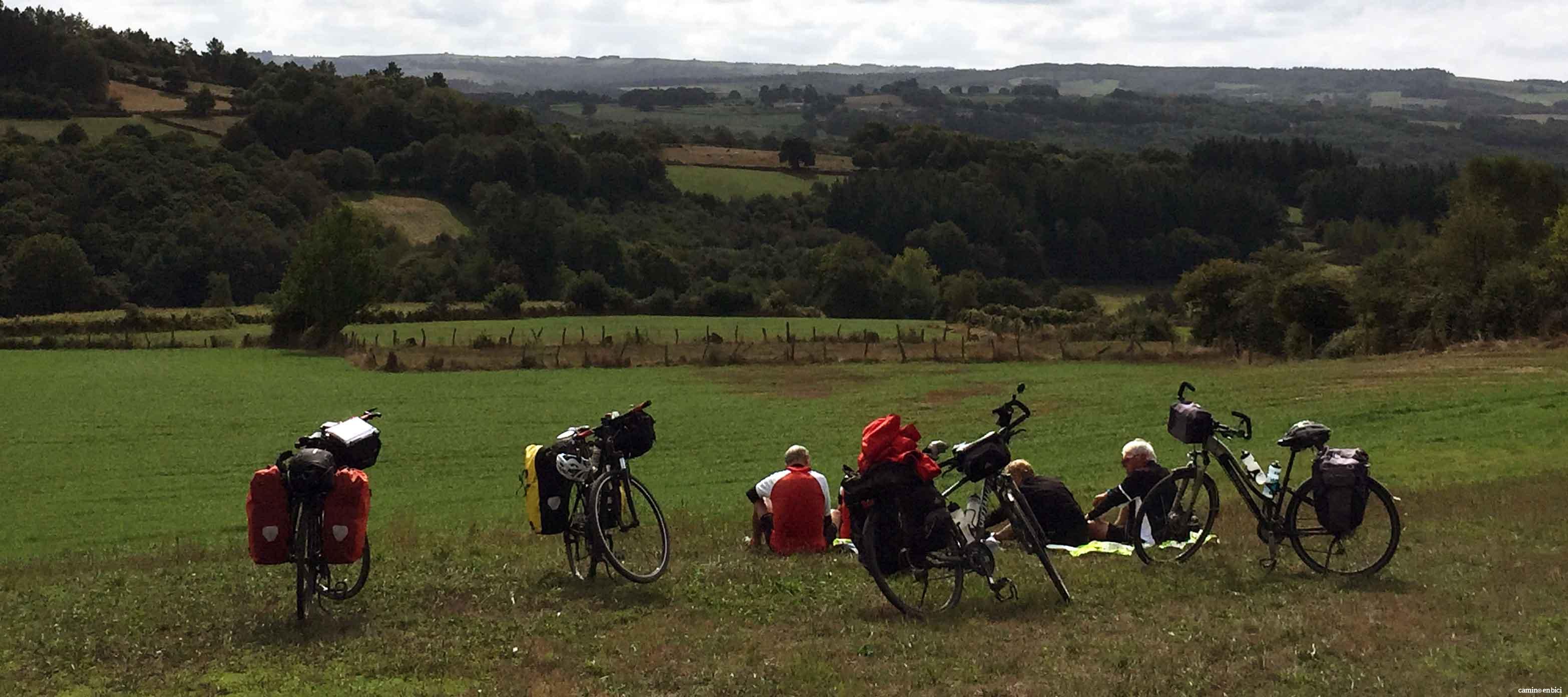 Peregrinos descansando el Camino de Santiago