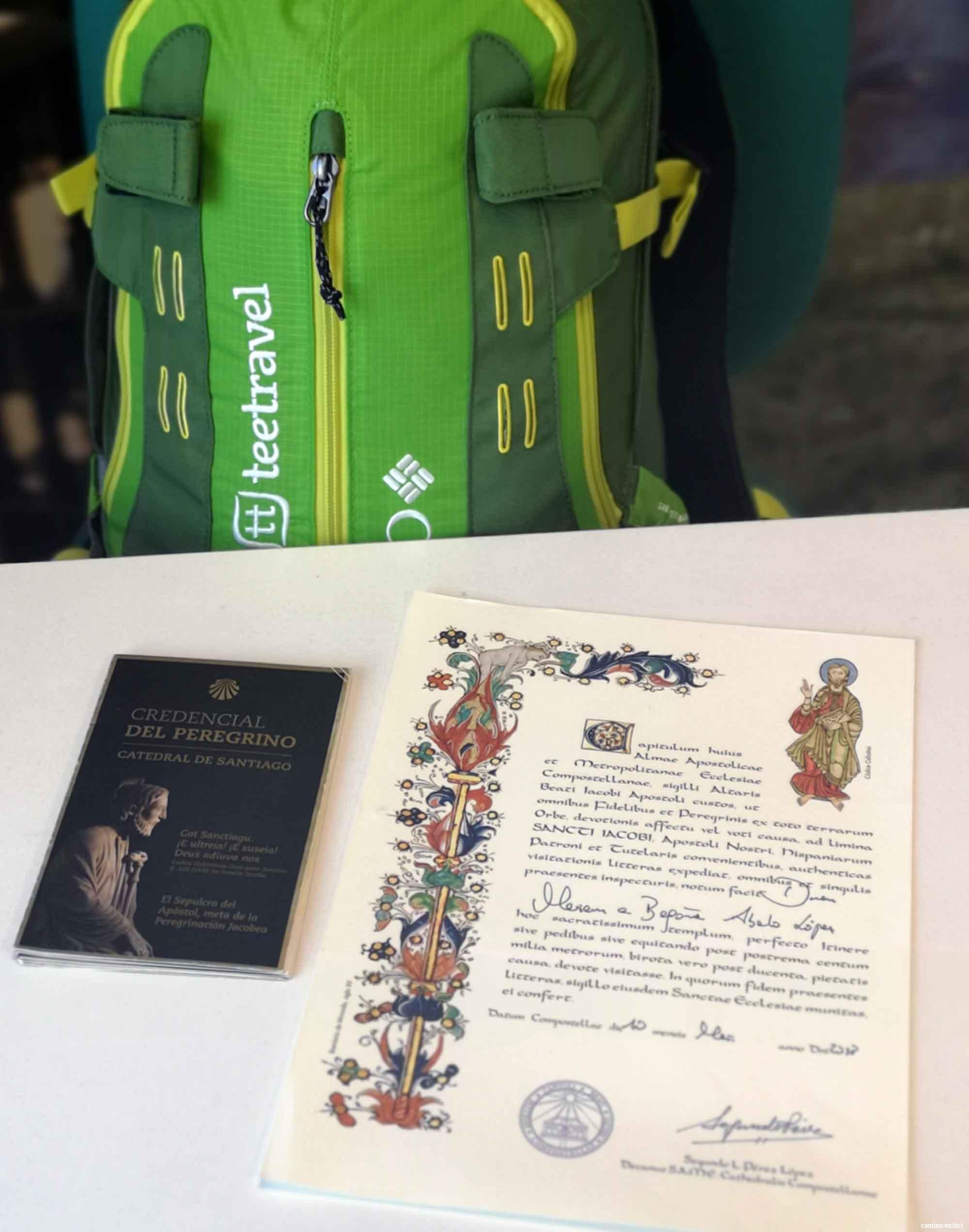 Nuestra mochila, la Credencial del peregrino y la Compostela!