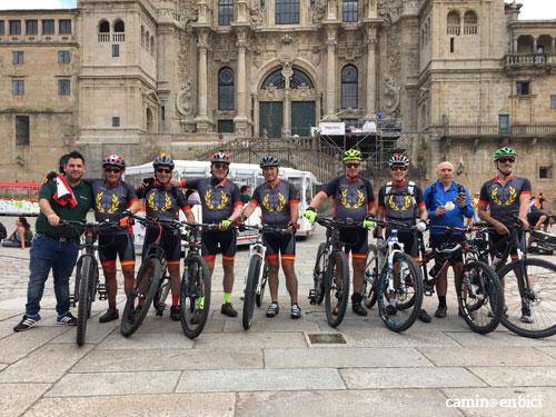 Peregrinos de nuestro grupo León - Santiago en la Plaza del Obradoiro