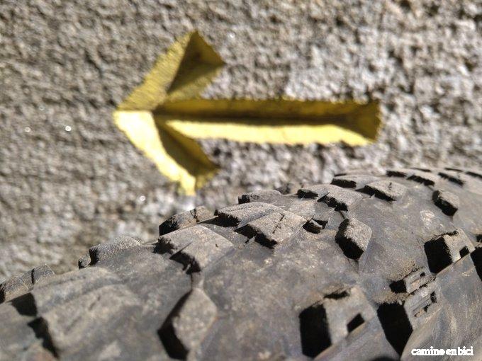 Rueda bici flecha pinchazo